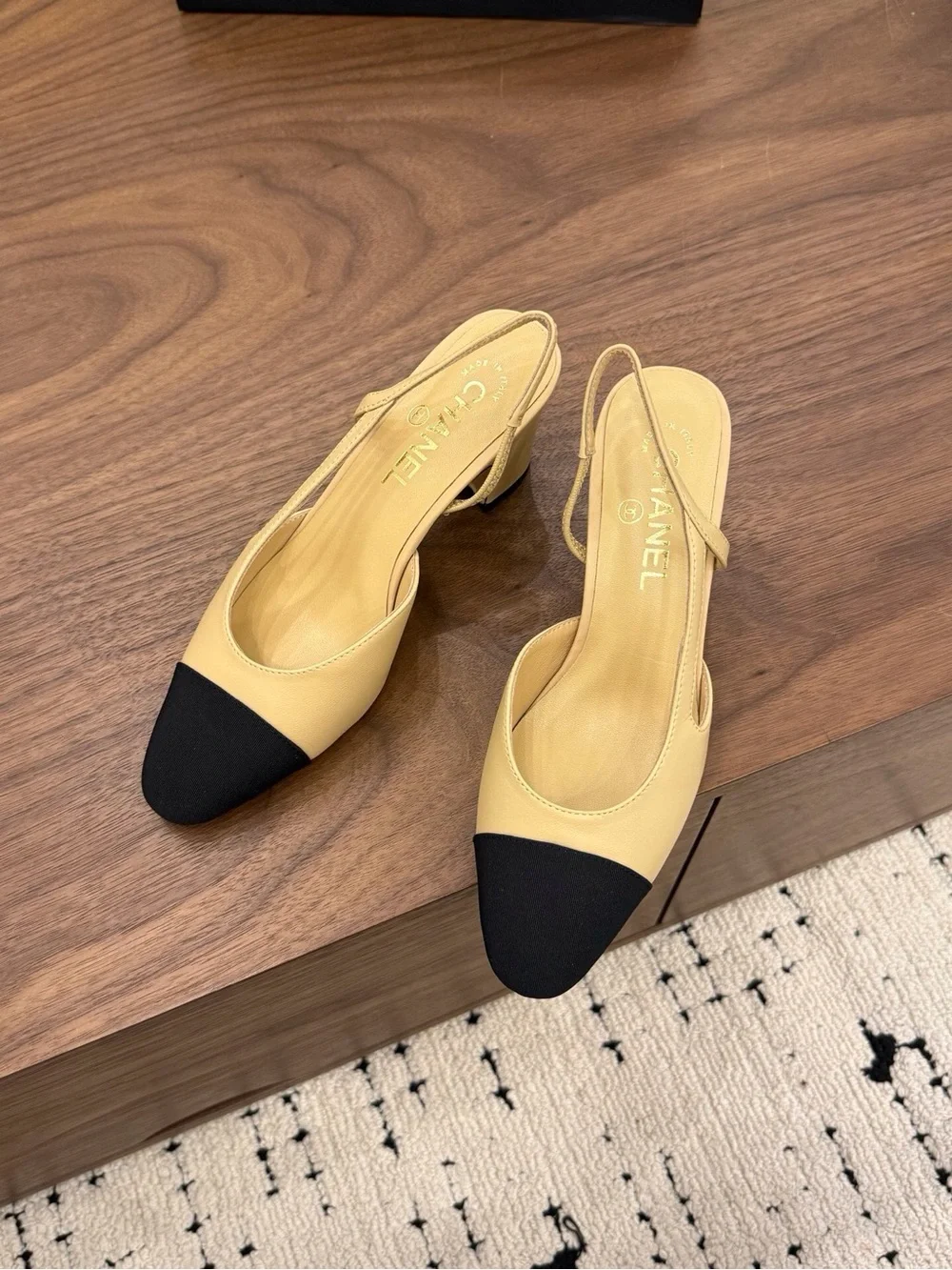 CHANEL elegant slingback